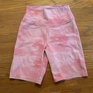 ALO high waist vapor spandex pink camo shorts